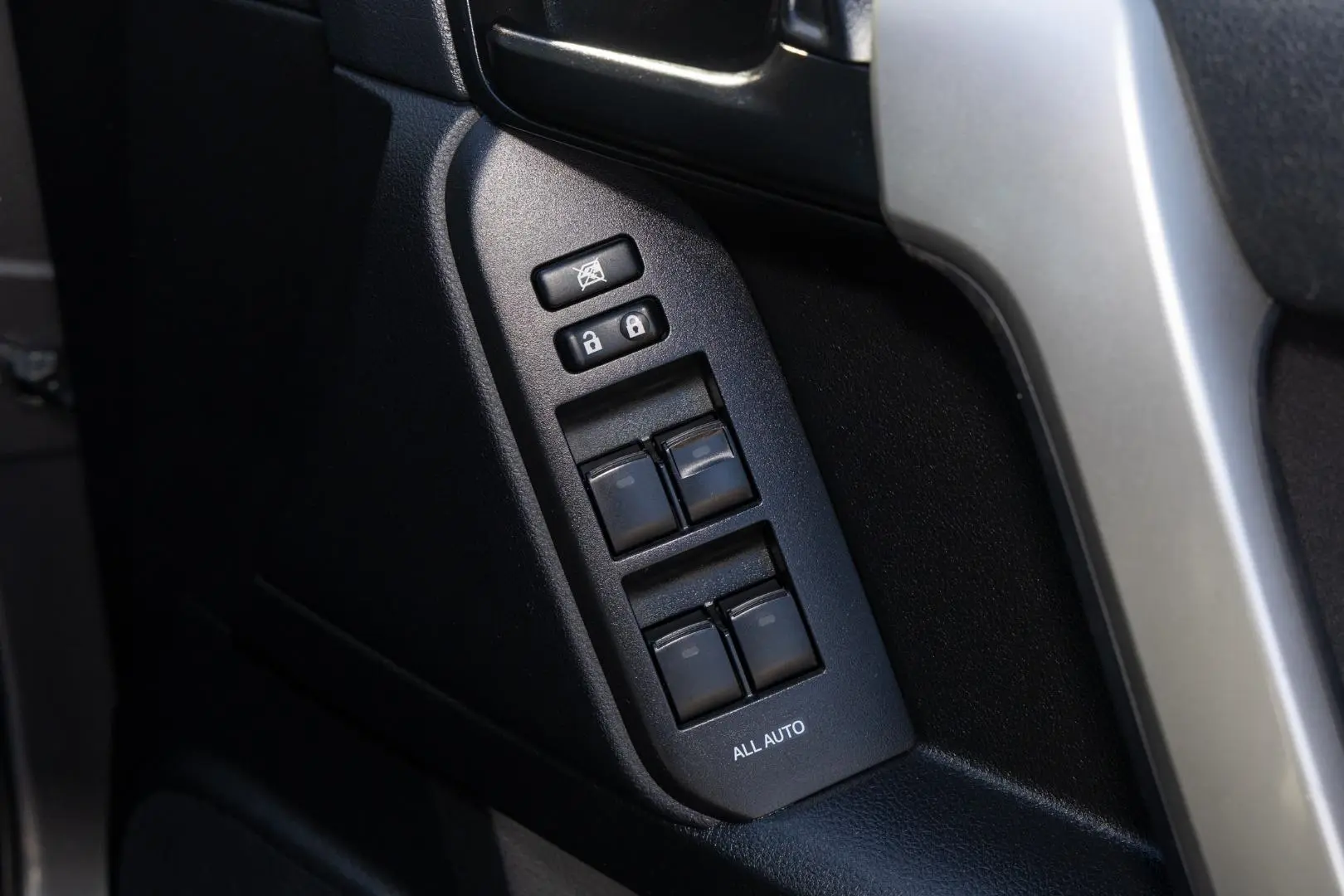 2019 Toyota Landcruiser Prado Gallery Image 18