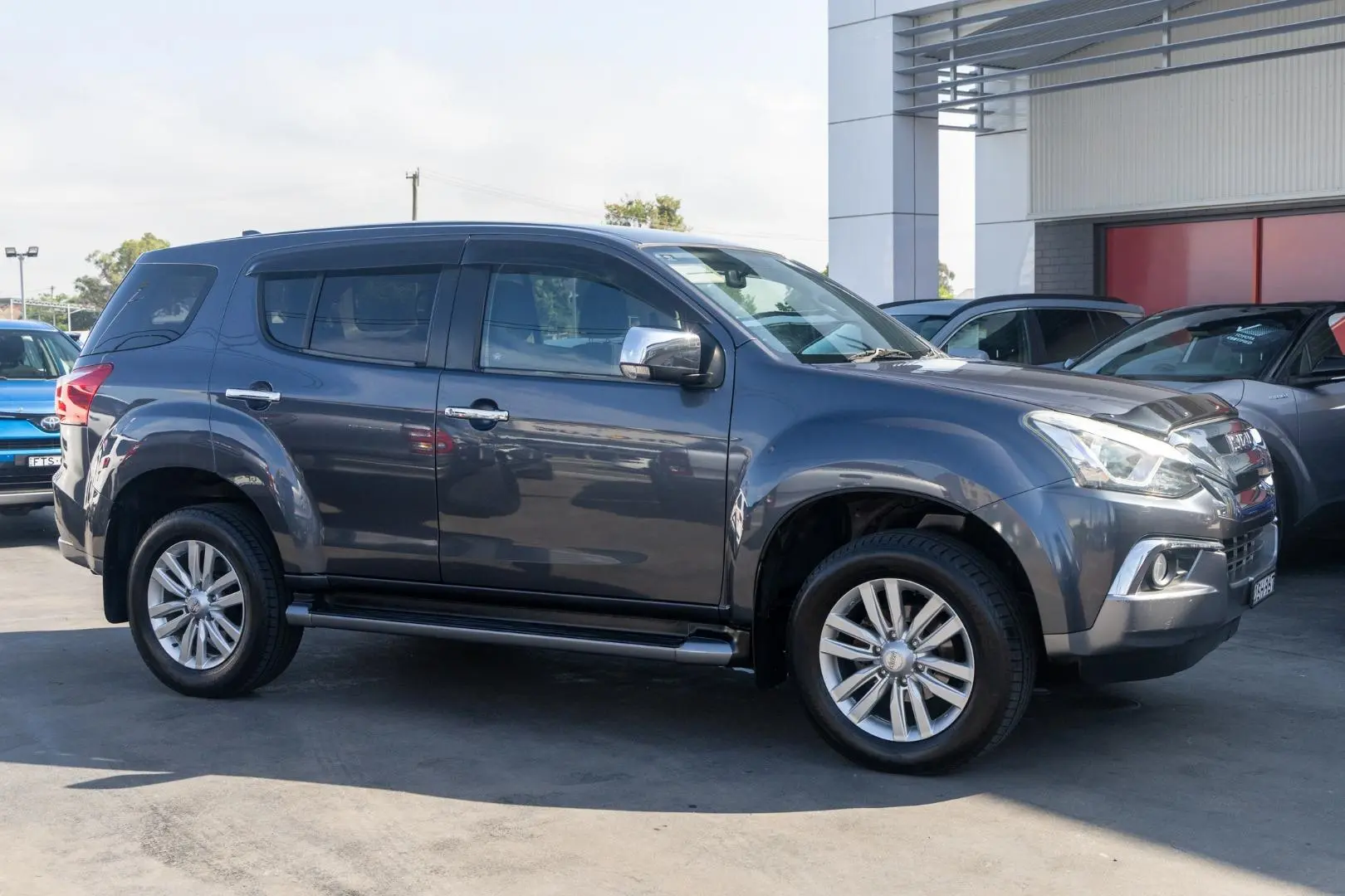 2017 Isuzu MU-X Gallery Image 3