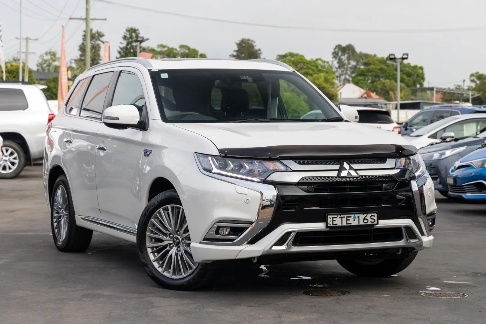2020 Mitsubishi Outlander Gallery Image 1