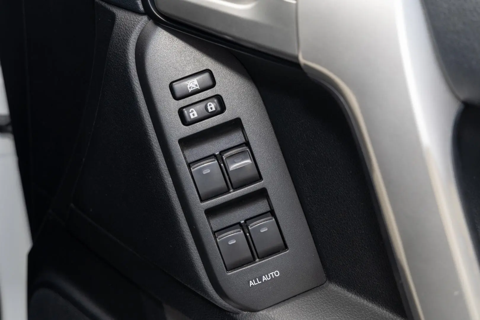 2019 Toyota Landcruiser Prado Gallery Image 18