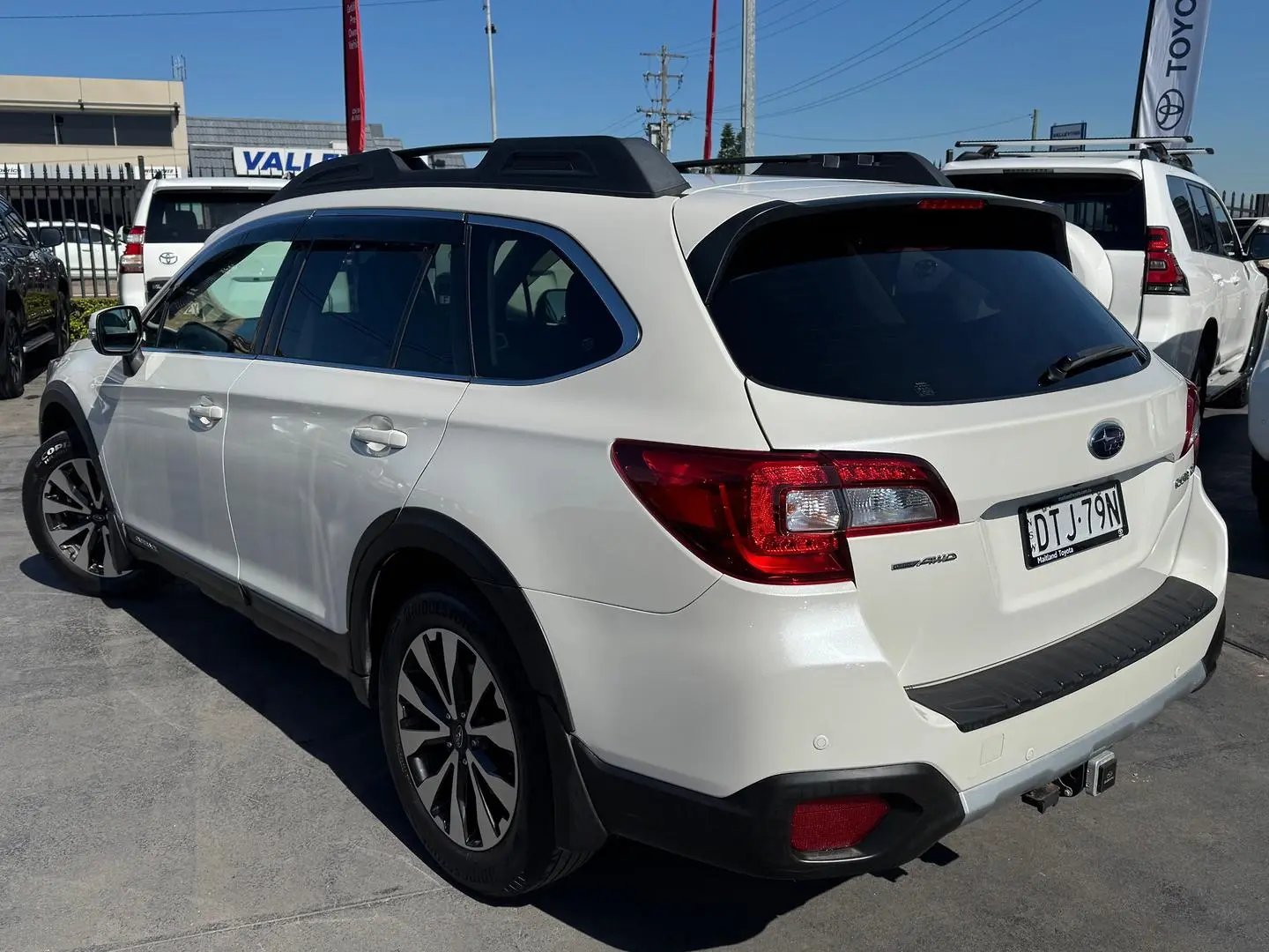 2017 Subaru Outback Gallery Image 2