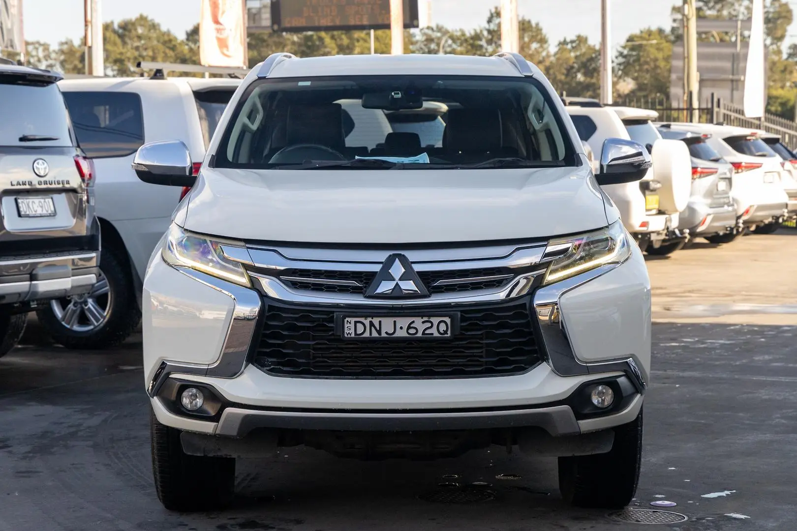 2017 Mitsubishi Pajero Sport Gallery Image 4