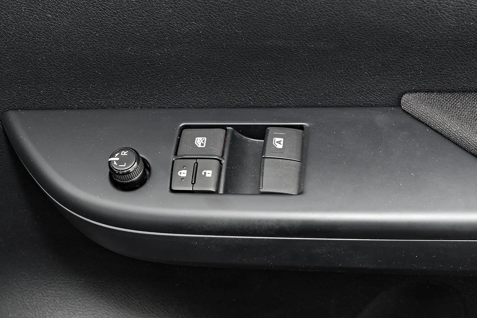 2025 Toyota Hilux Gallery Image 14