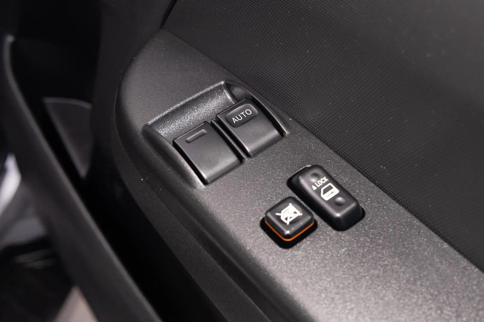 2015 Toyota Hiace Gallery Image 18
