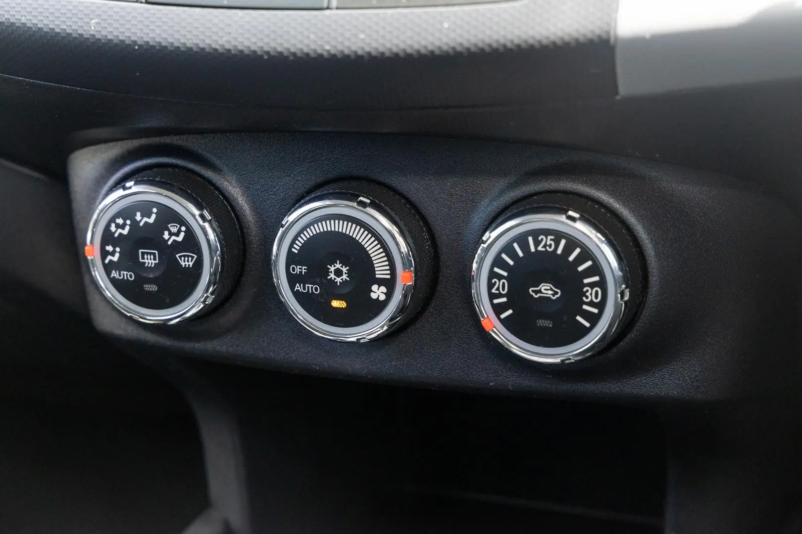 2012 Mitsubishi Outlander Gallery Image 15