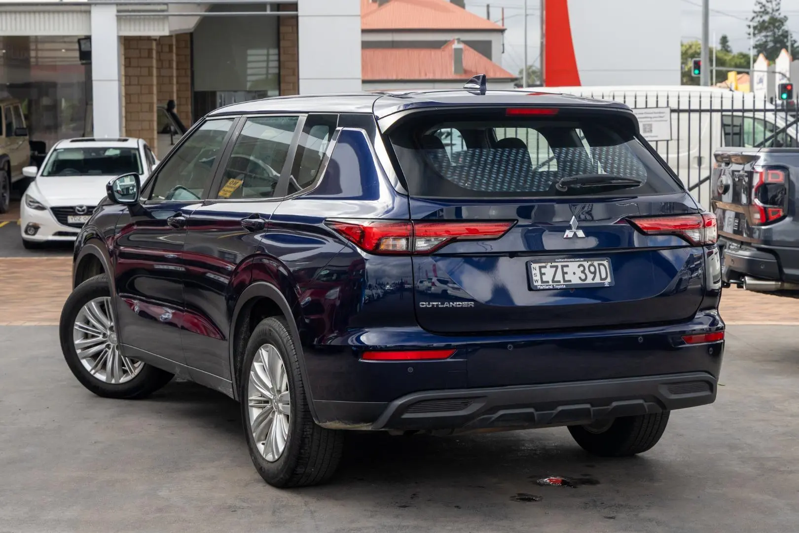 2023 Mitsubishi Outlander Gallery Image 2