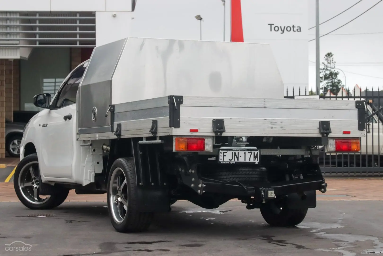 2017 Toyota Hilux Image 2