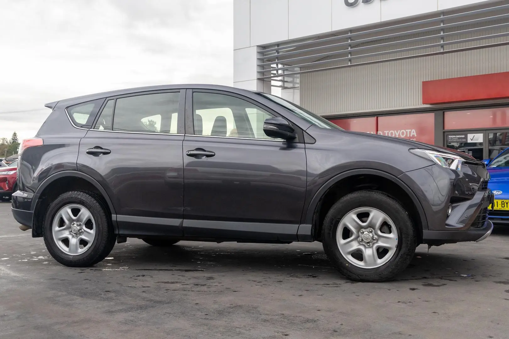 2018 Toyota RAV4 Gallery Image 3