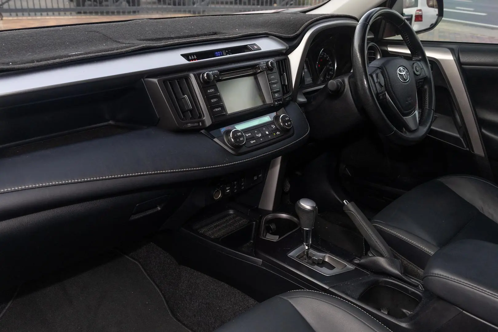 2018 Toyota RAV4 Gallery Image 8