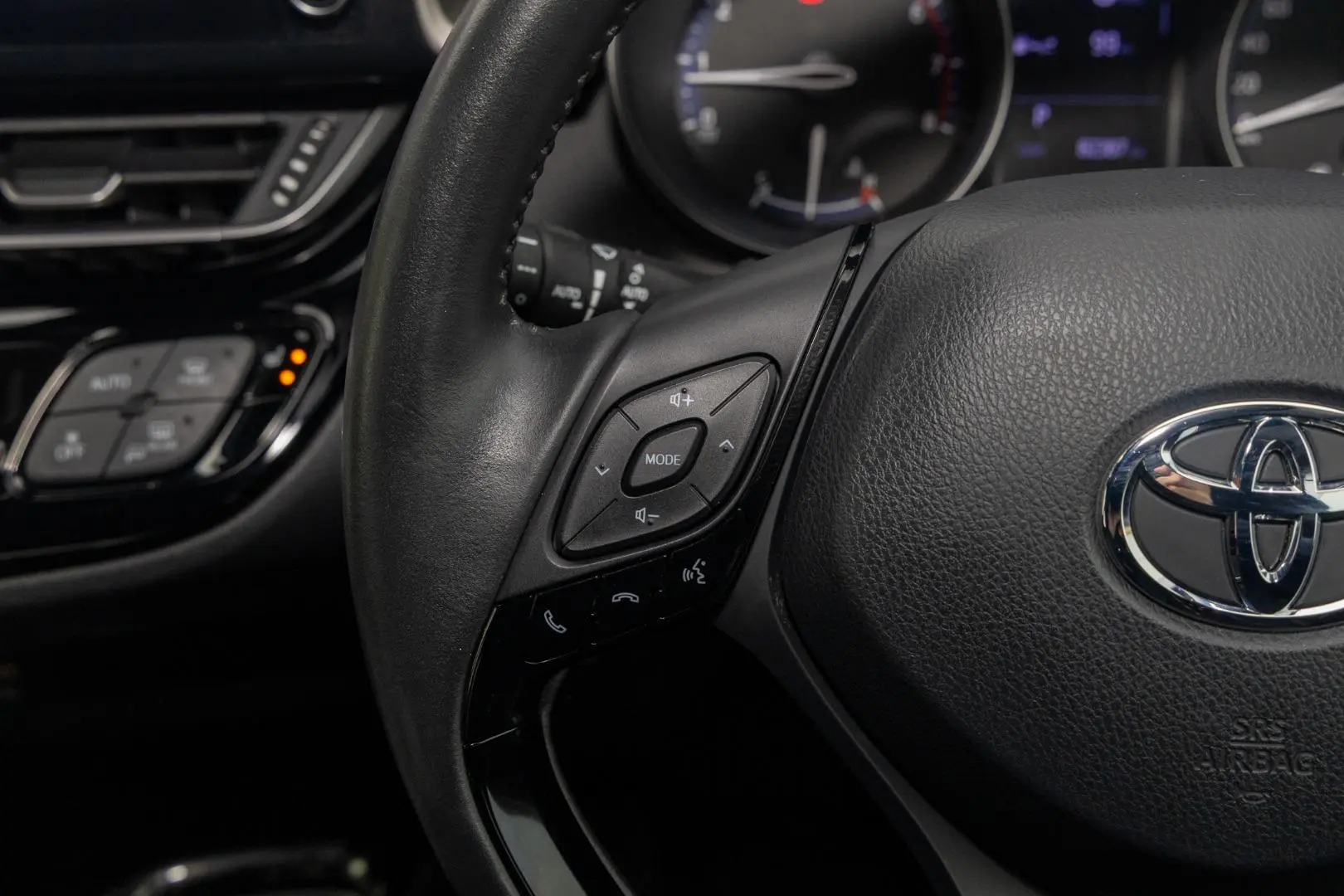 2020 Toyota C-HR Gallery Image 11
