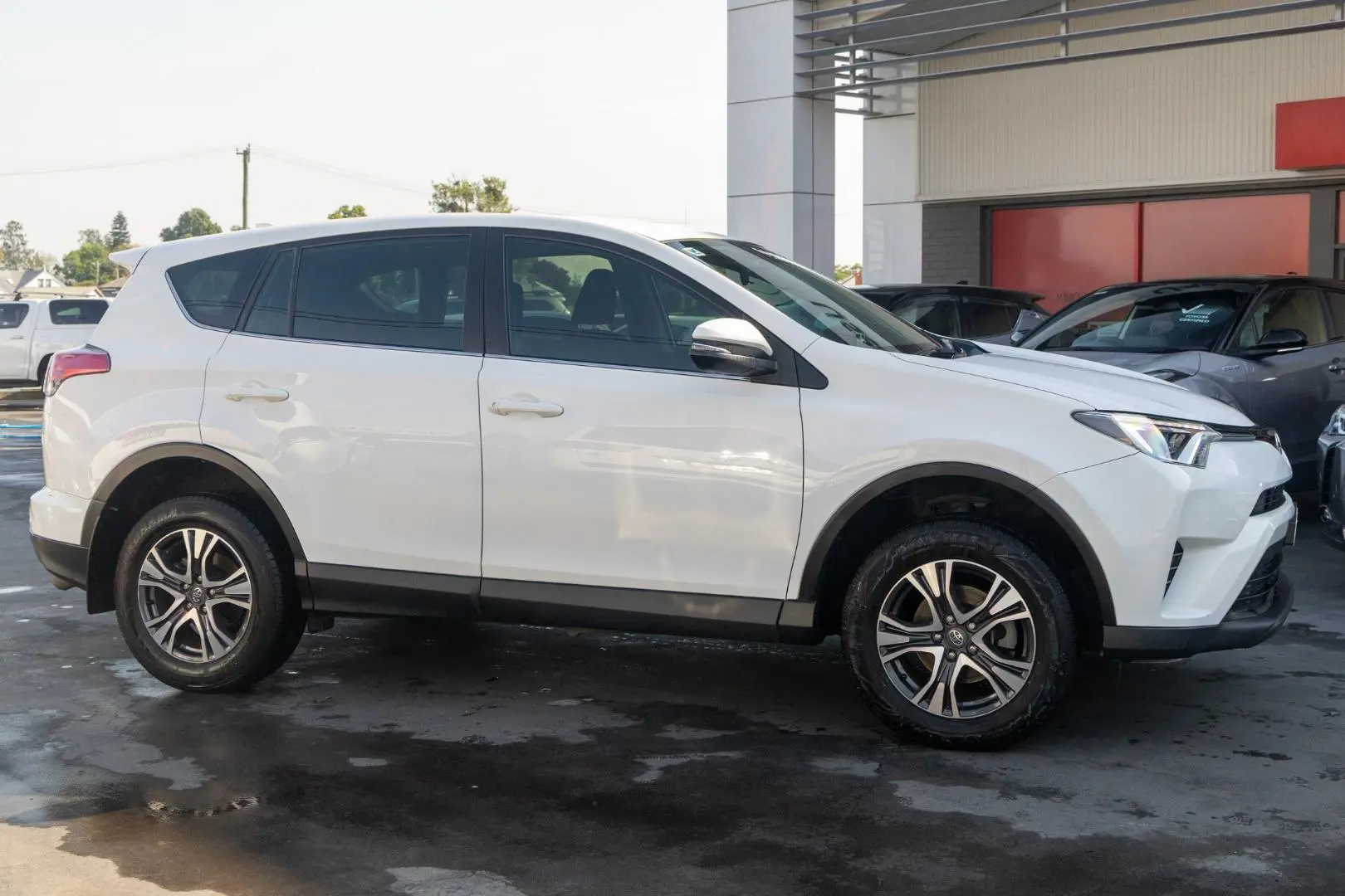 2016 Toyota RAV4 Gallery Image 3