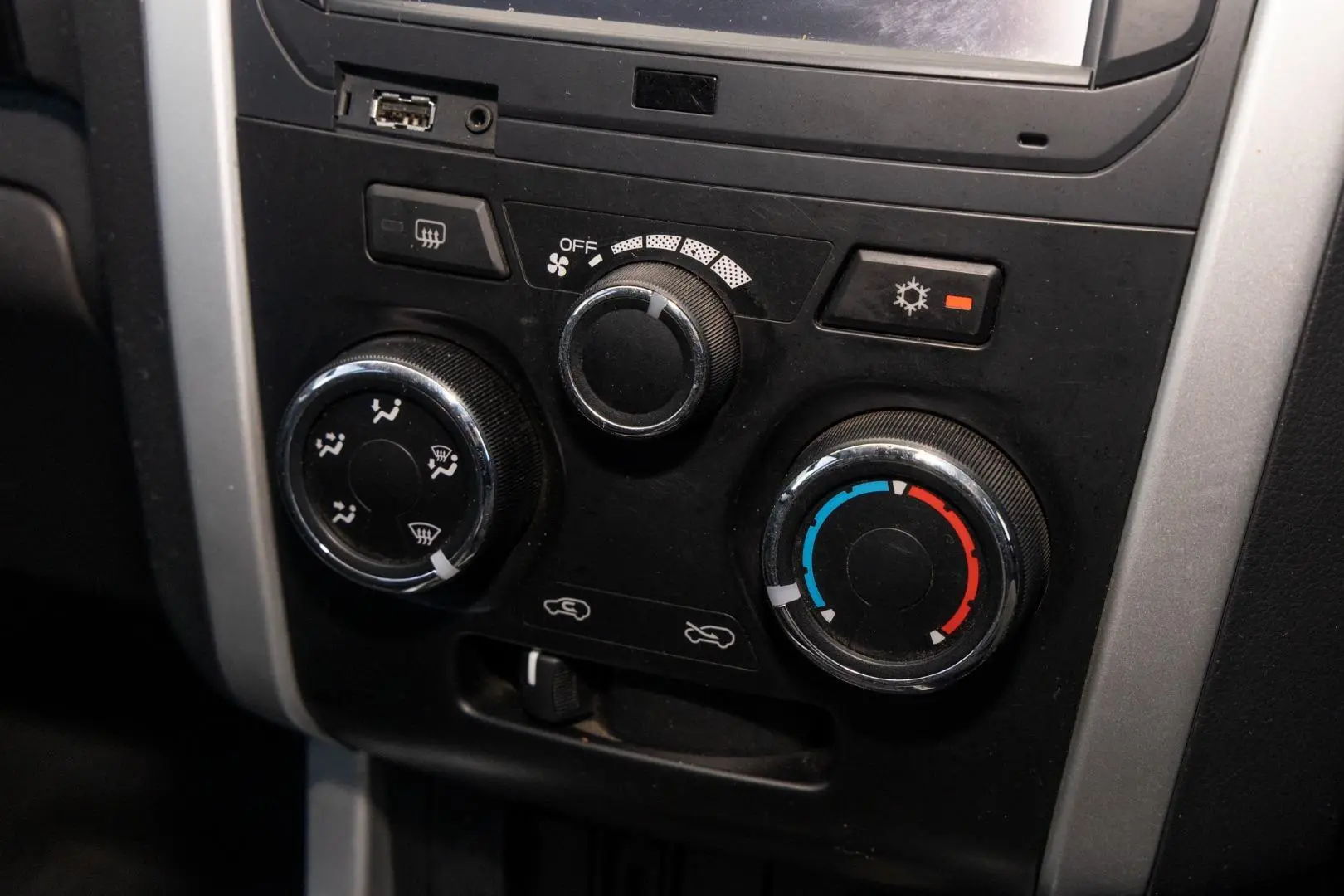 2019 Isuzu D-MAX Gallery Image 16