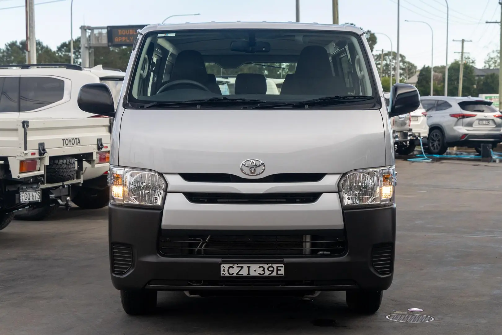 2015 Toyota Hiace Gallery Image 4