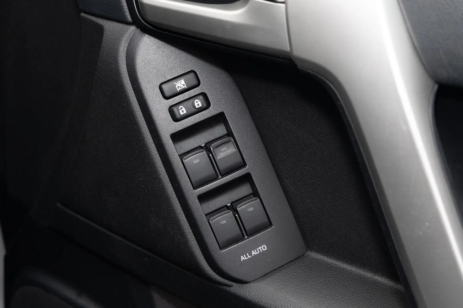 2023 Toyota Landcruiser Prado Gallery Image 18