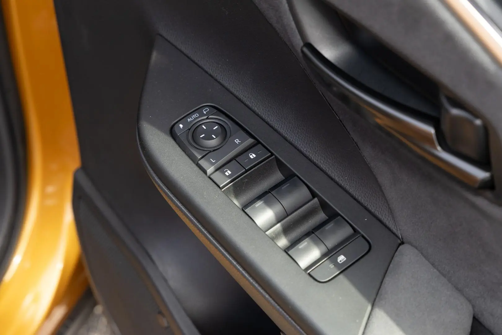 2025 Toyota C-HR Gallery Image 18