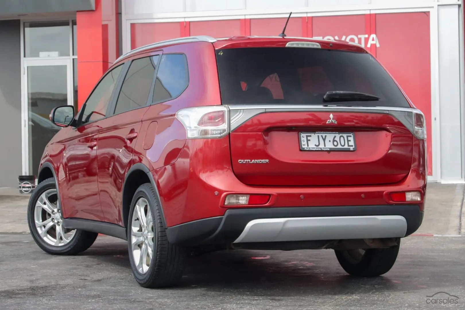 2014 Mitsubishi Outlander Image 2