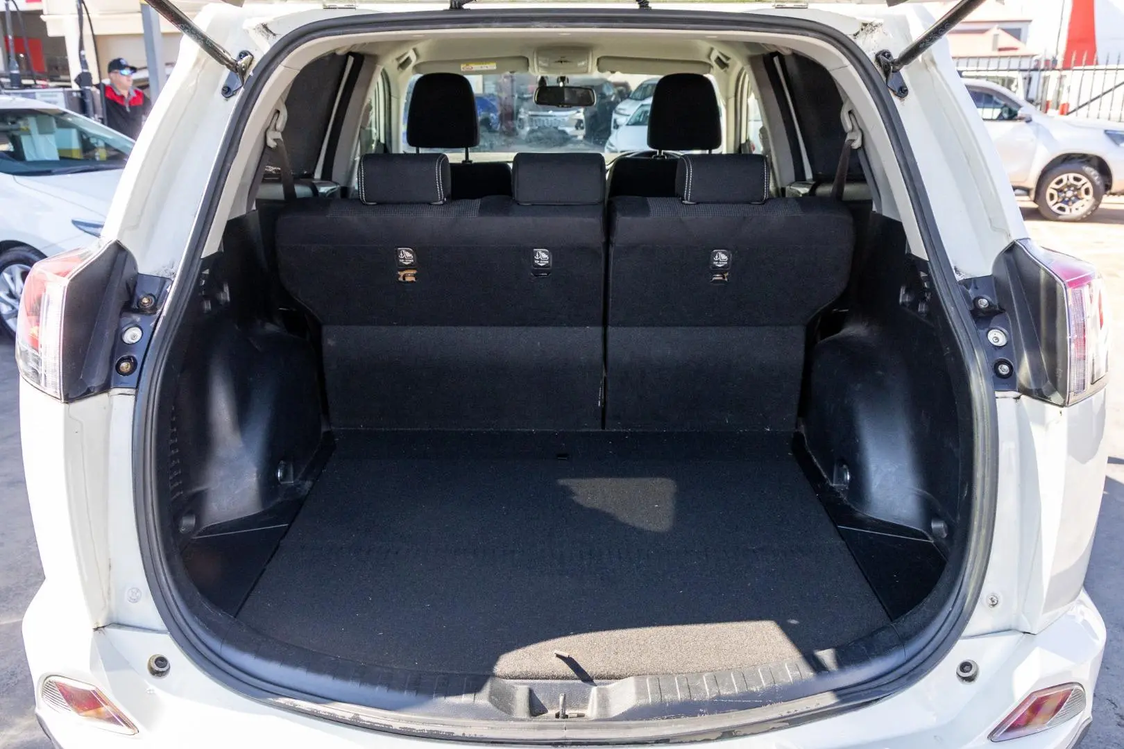 2017 Toyota RAV4 Gallery Image 19