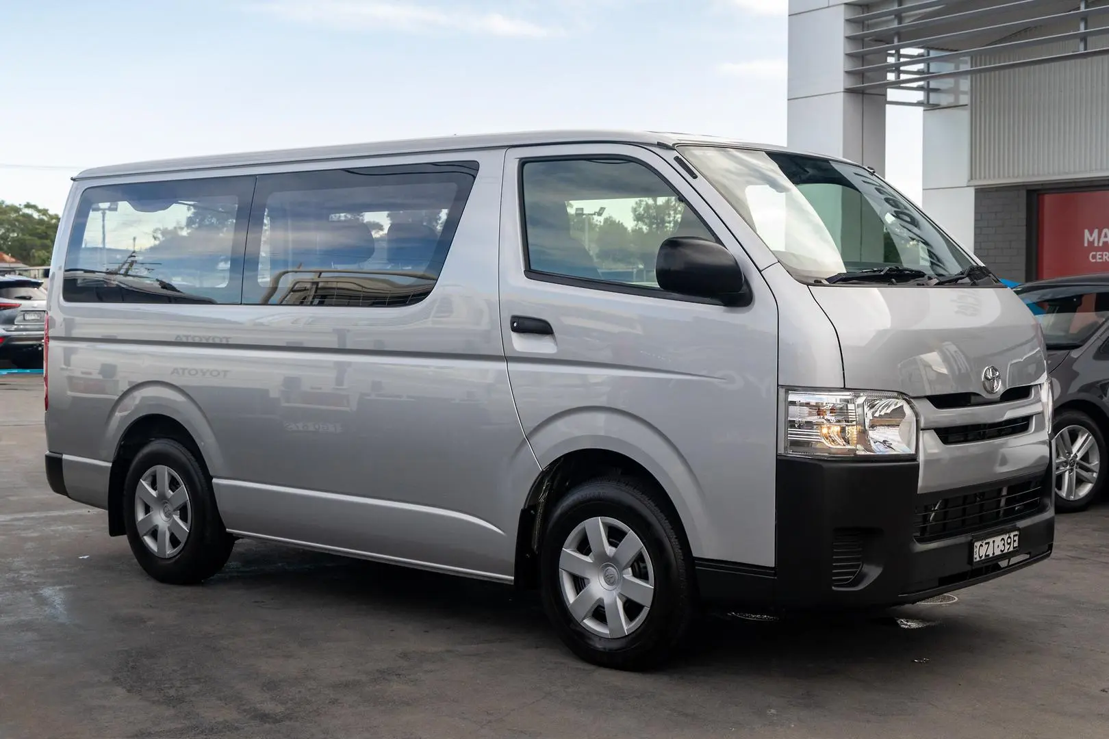 2015 Toyota Hiace Gallery Image 3