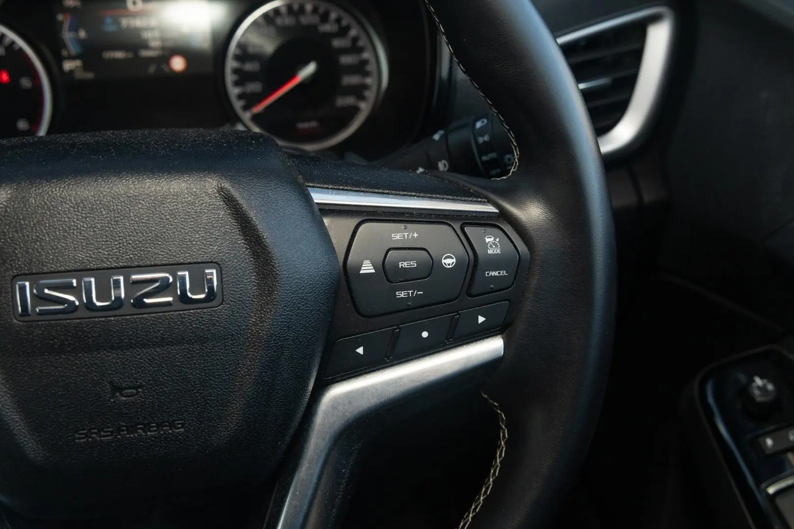 2023 Isuzu D-MAX Gallery Image 12