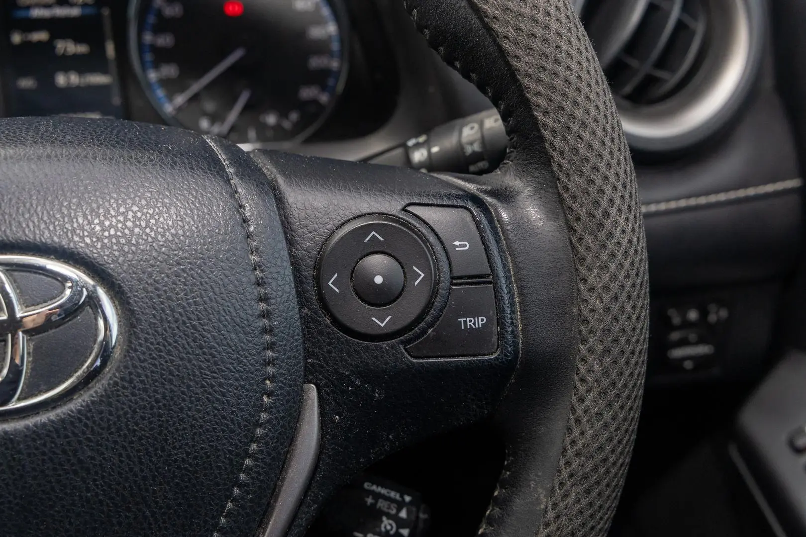 2017 Toyota RAV4 Gallery Image 12