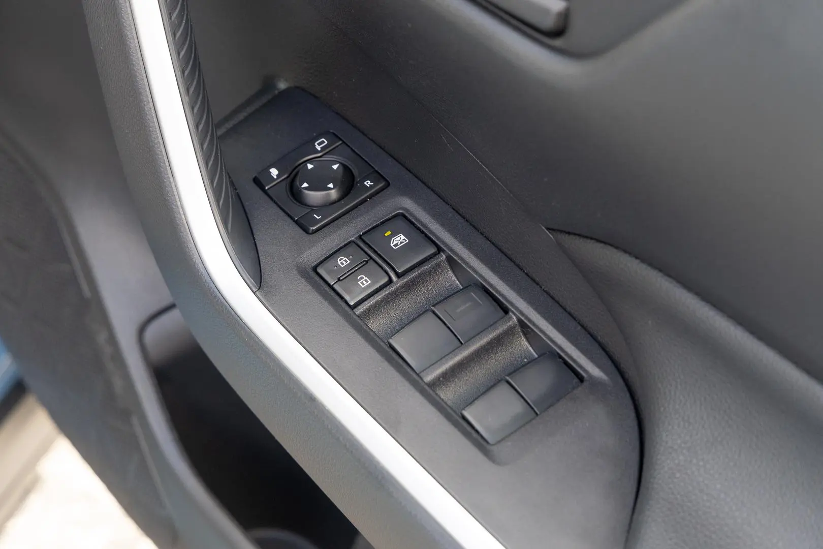 2025 Toyota RAV4 Gallery Image 17