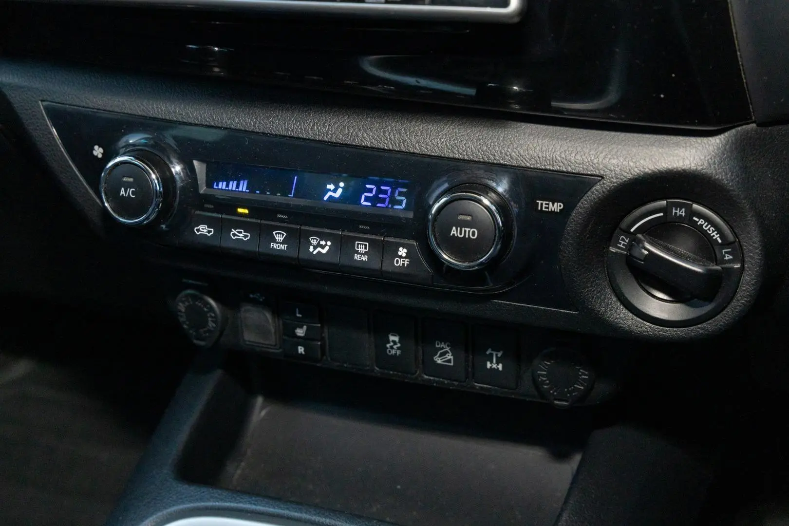 2017 Toyota Hilux Gallery Image 16