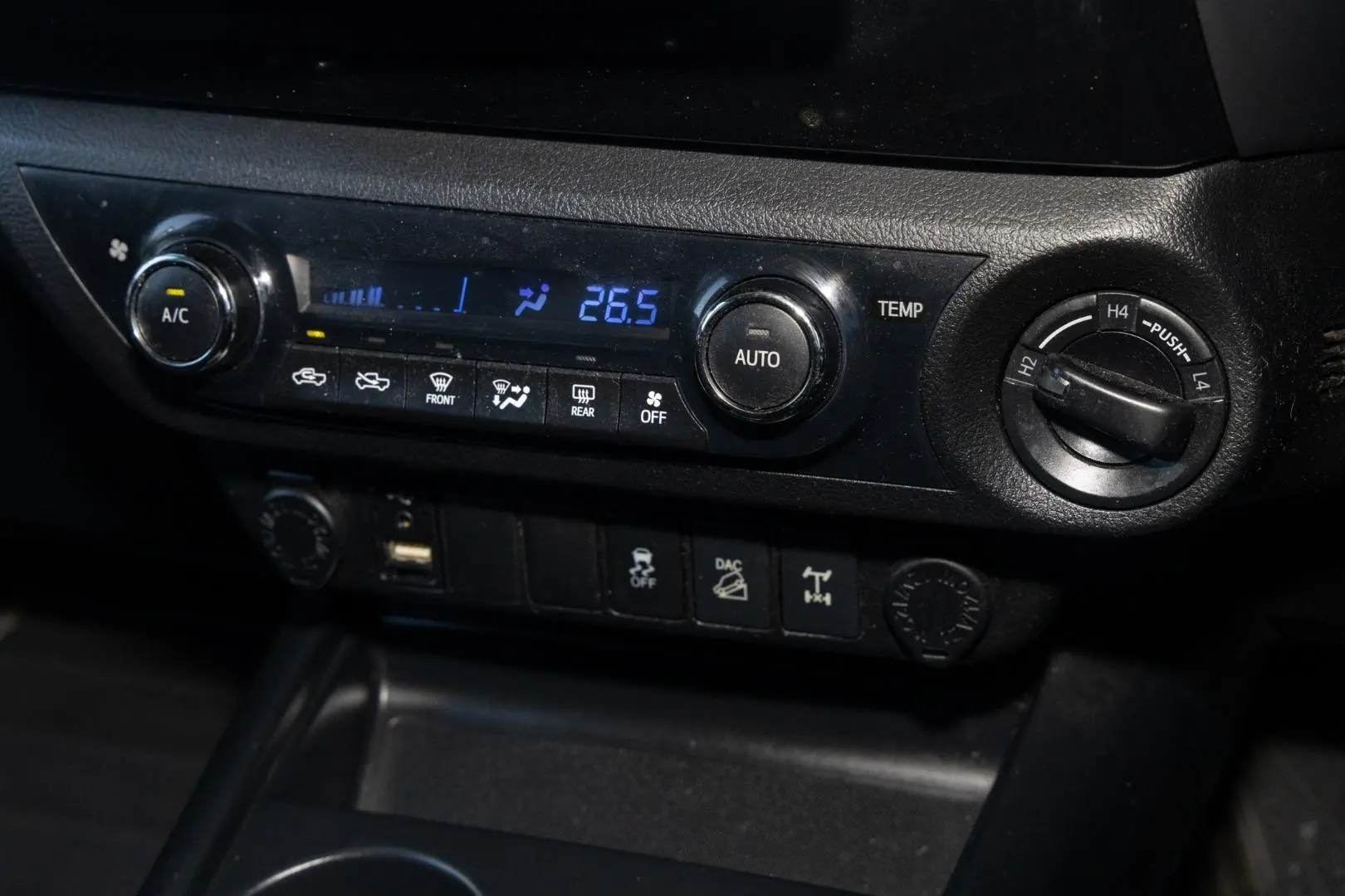 2017 Toyota Hilux Gallery Image 16