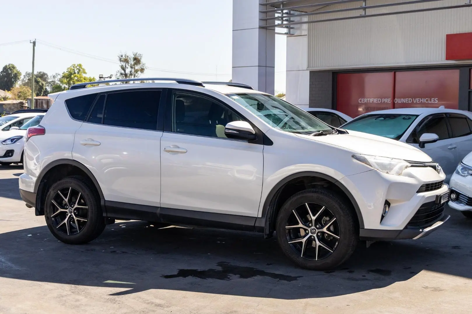 2017 Toyota RAV4 Gallery Image 3