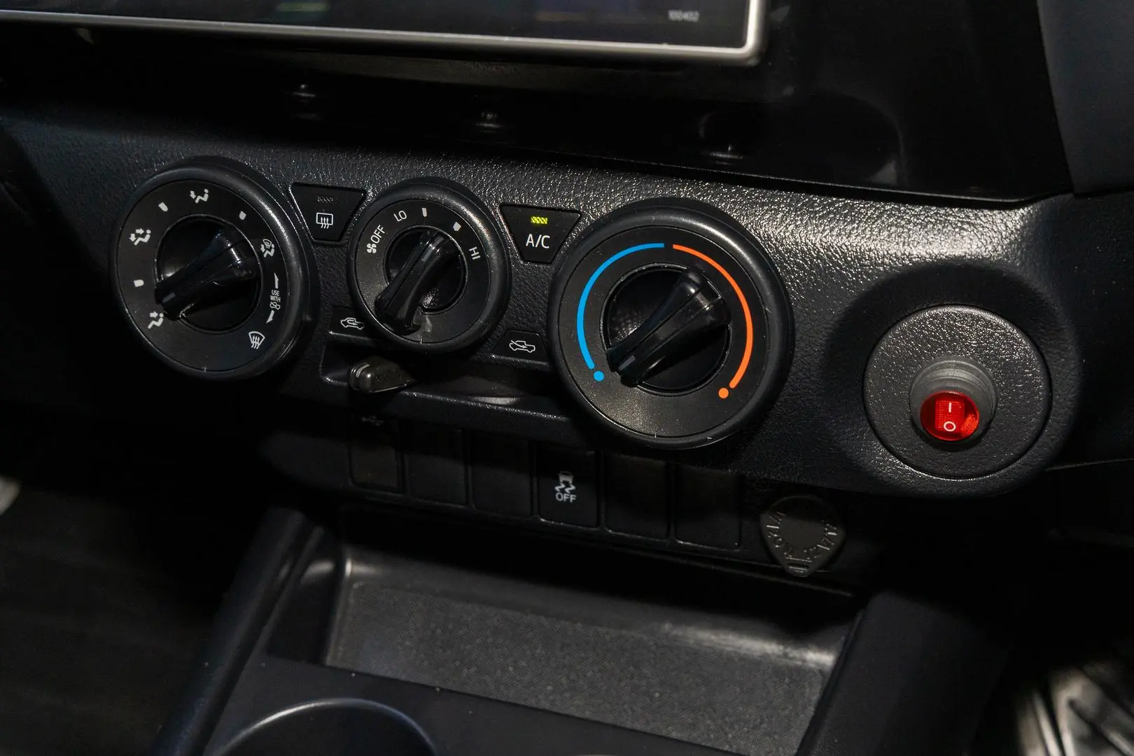 2019 Toyota Hilux Gallery Image 16