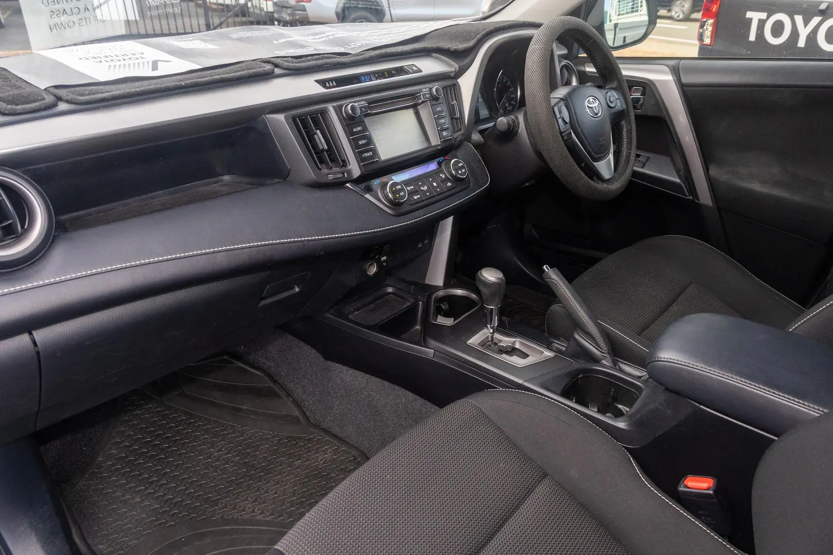2017 Toyota RAV4 Gallery Image 8