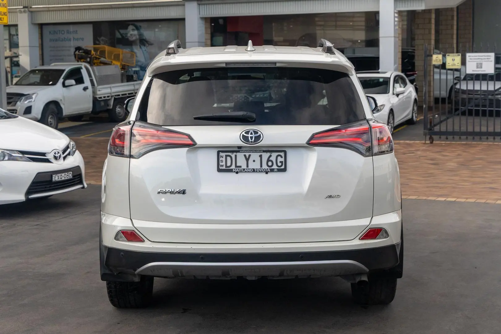 2017 Toyota RAV4 Gallery Image 5