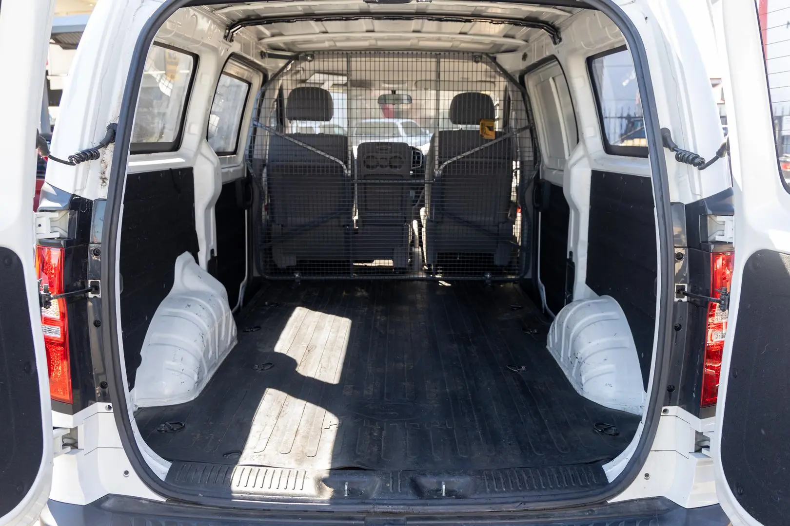 2020 Hyundai iLoad Gallery Image 19