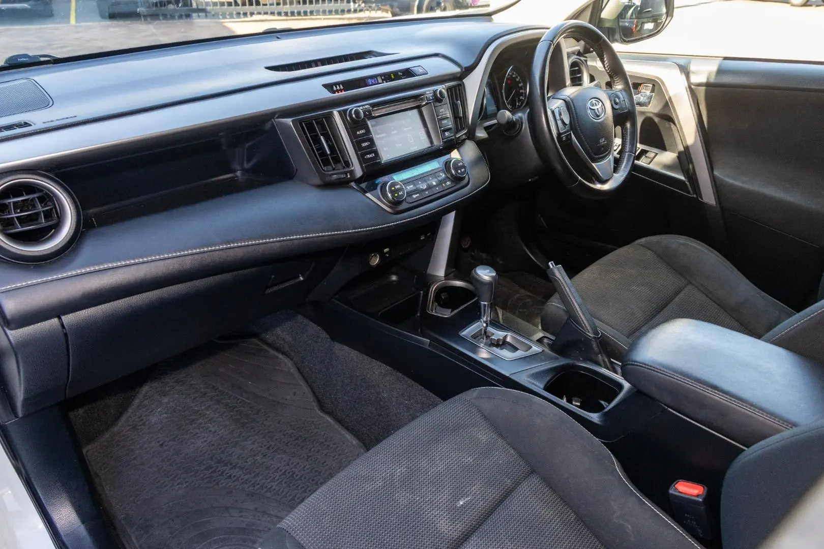 2016 Toyota RAV4 Gallery Image 8