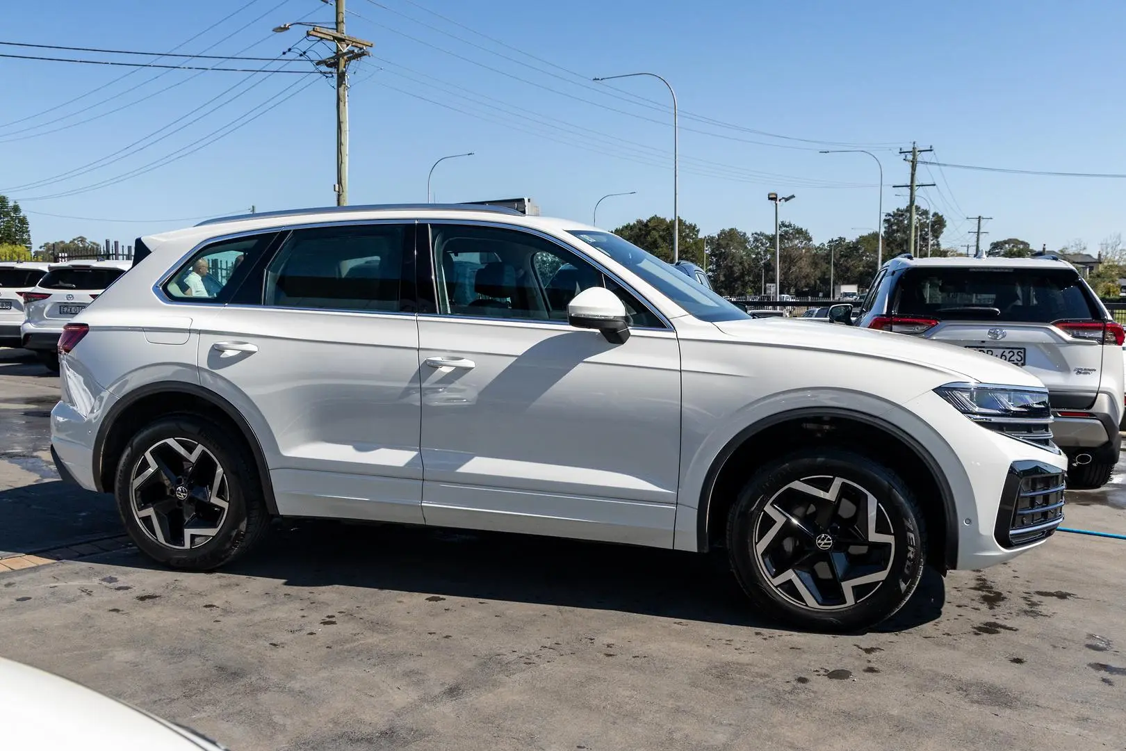 2024 Volkswagen Touareg Gallery Image 3