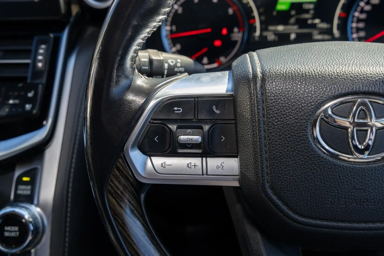 2022 Toyota Landcruiser Gallery Image 11