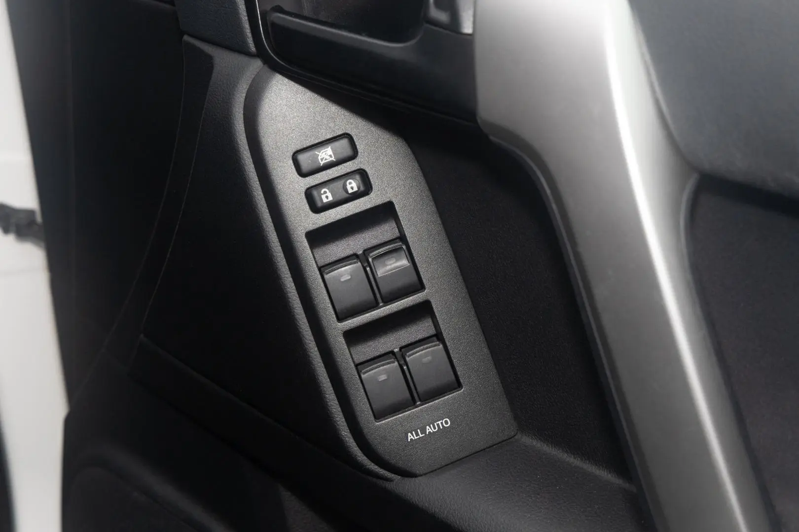 2017 Toyota Landcruiser Prado Gallery Image 18