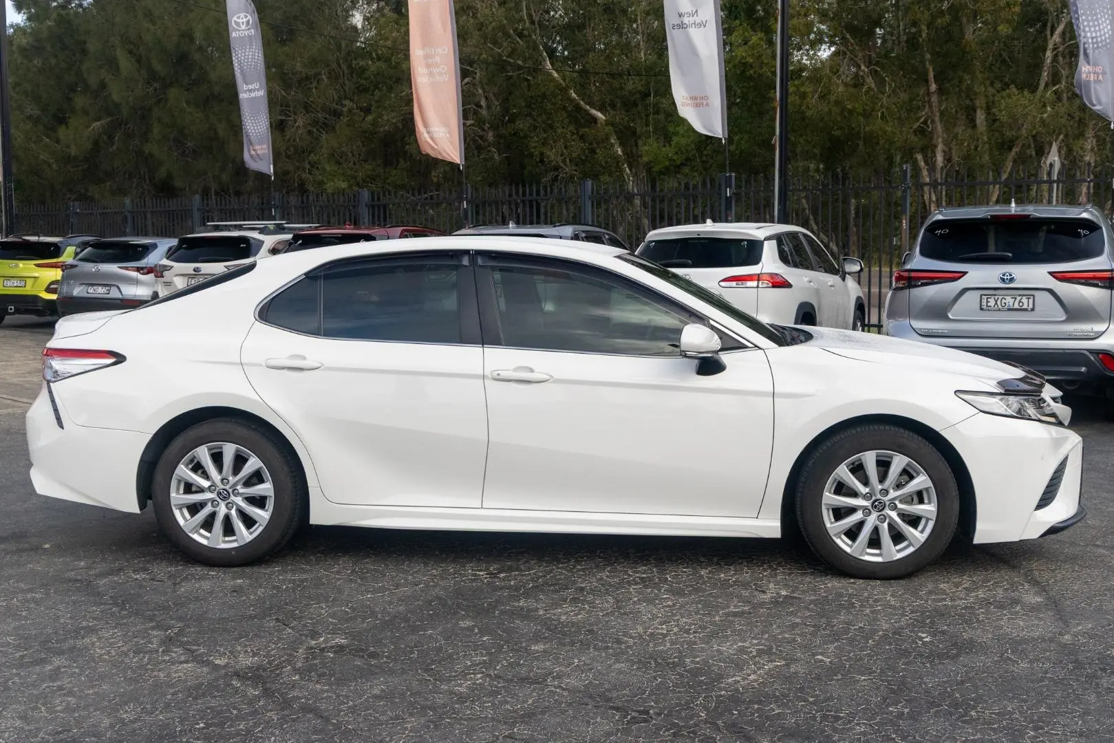 2019 Toyota Camry Gallery Image 3