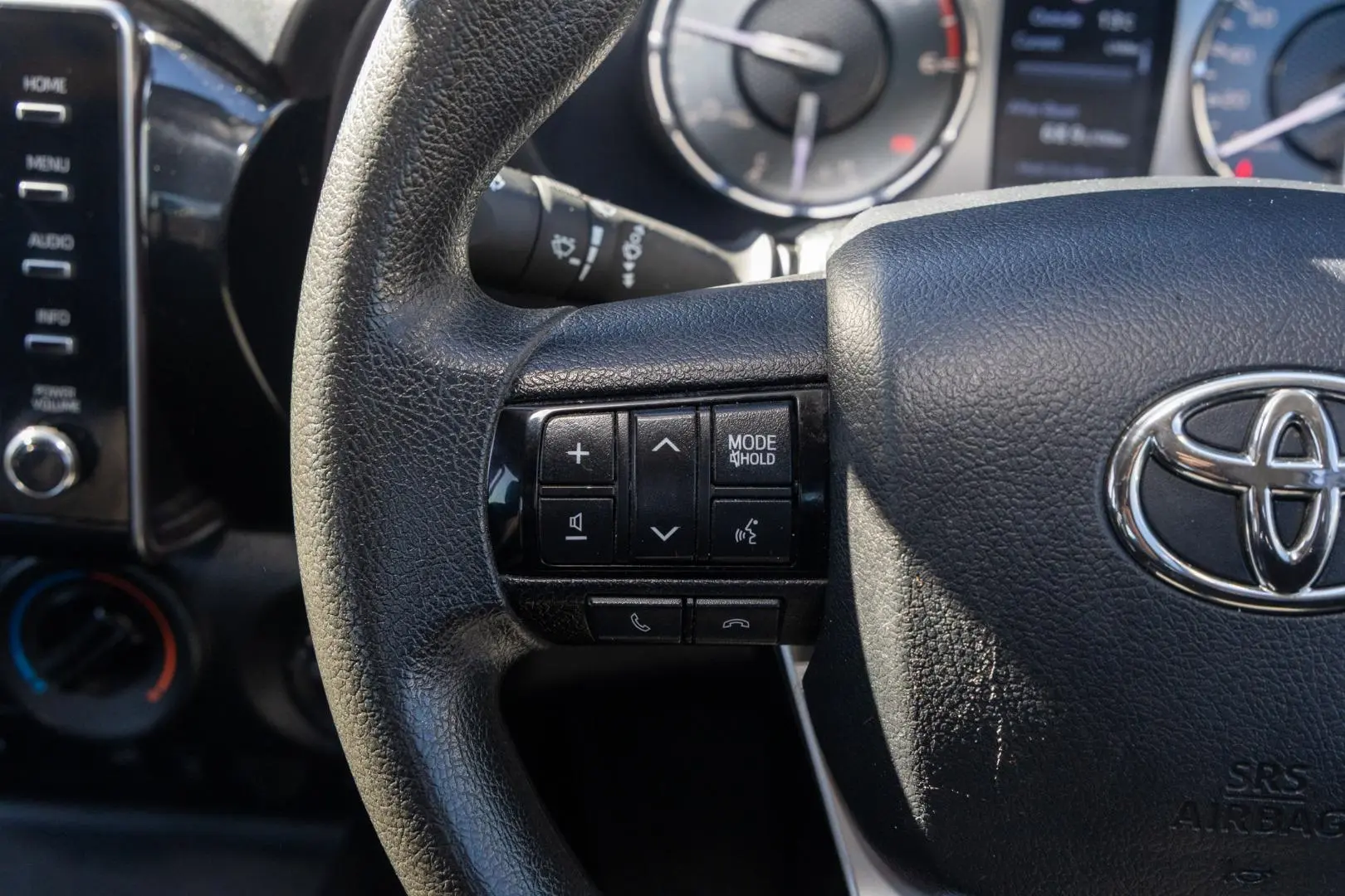 2022 Toyota Hilux Gallery Image 11