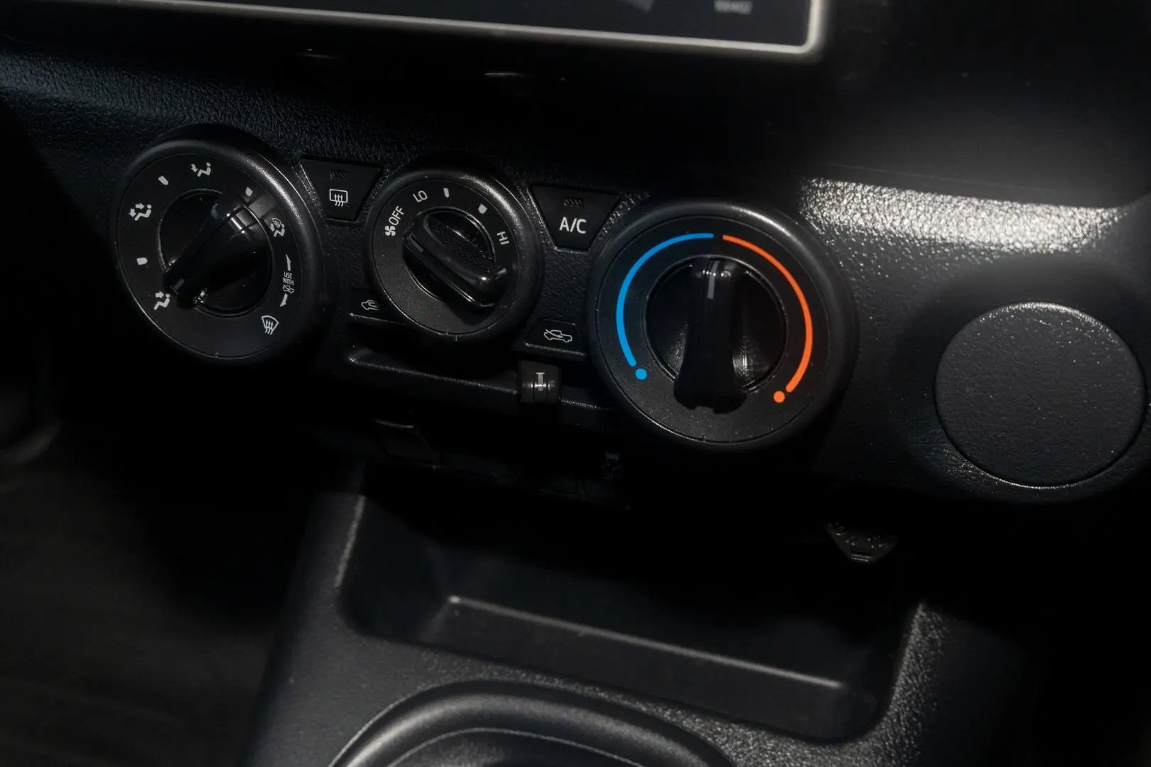 2019 Toyota Hilux Gallery Image 16