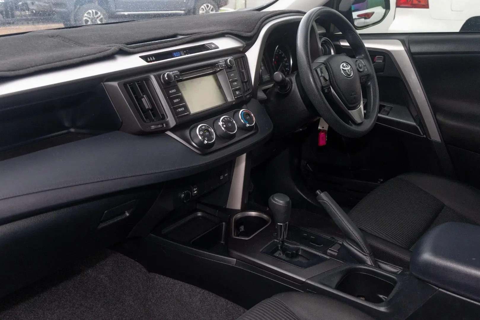 2017 Toyota RAV4 Gallery Image 8