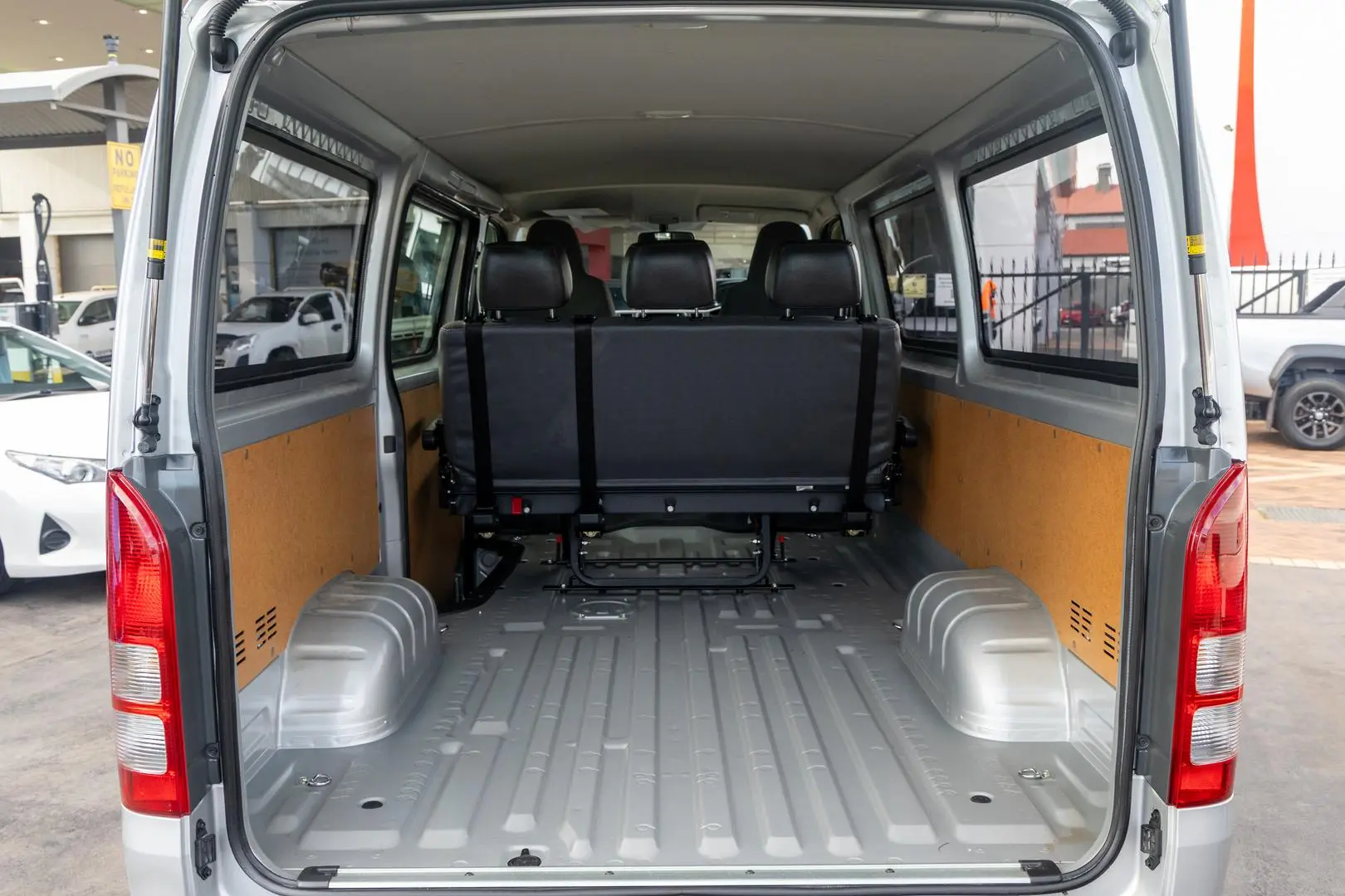 2015 Toyota Hiace Gallery Image 19