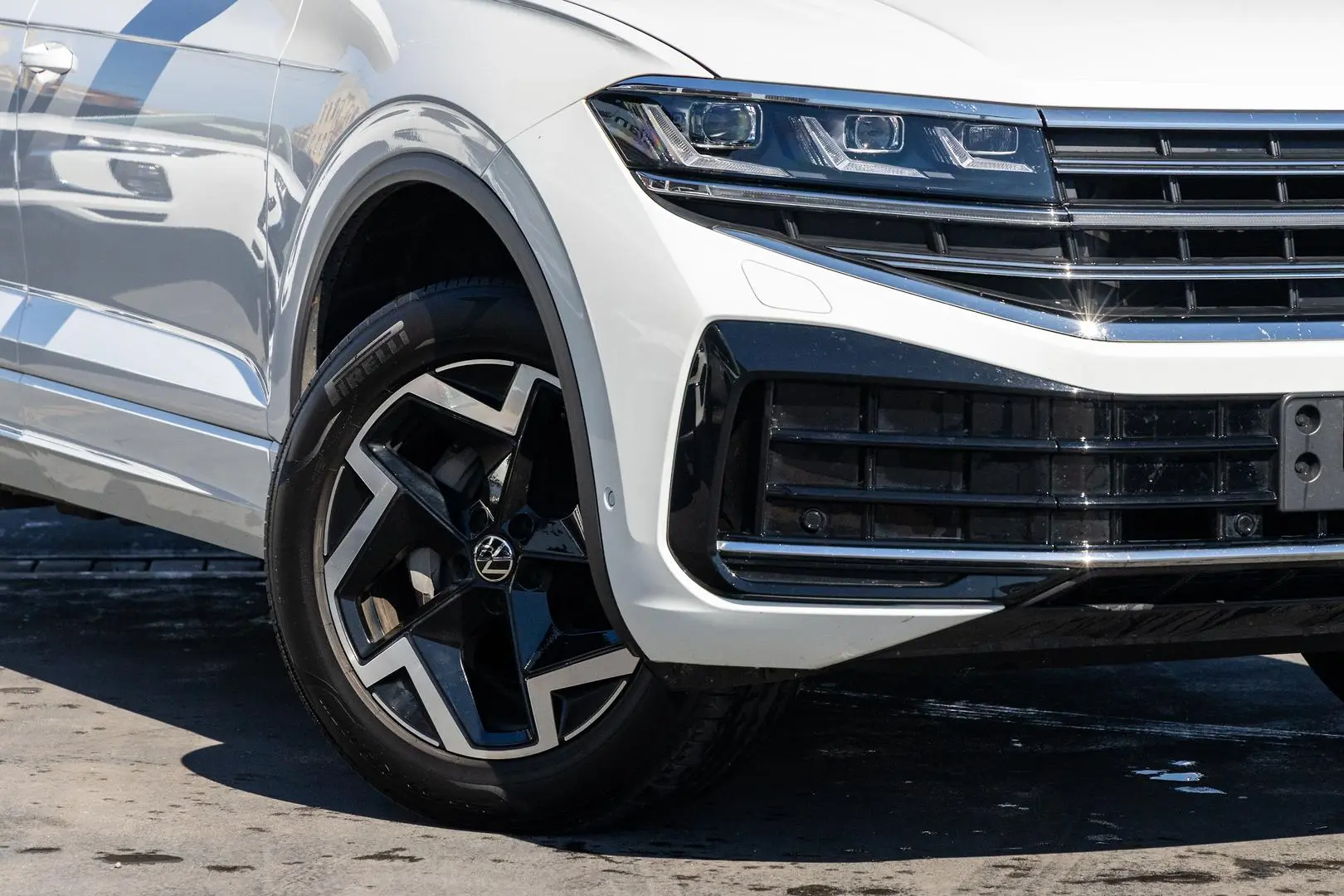 2024 Volkswagen Touareg Gallery Image 6