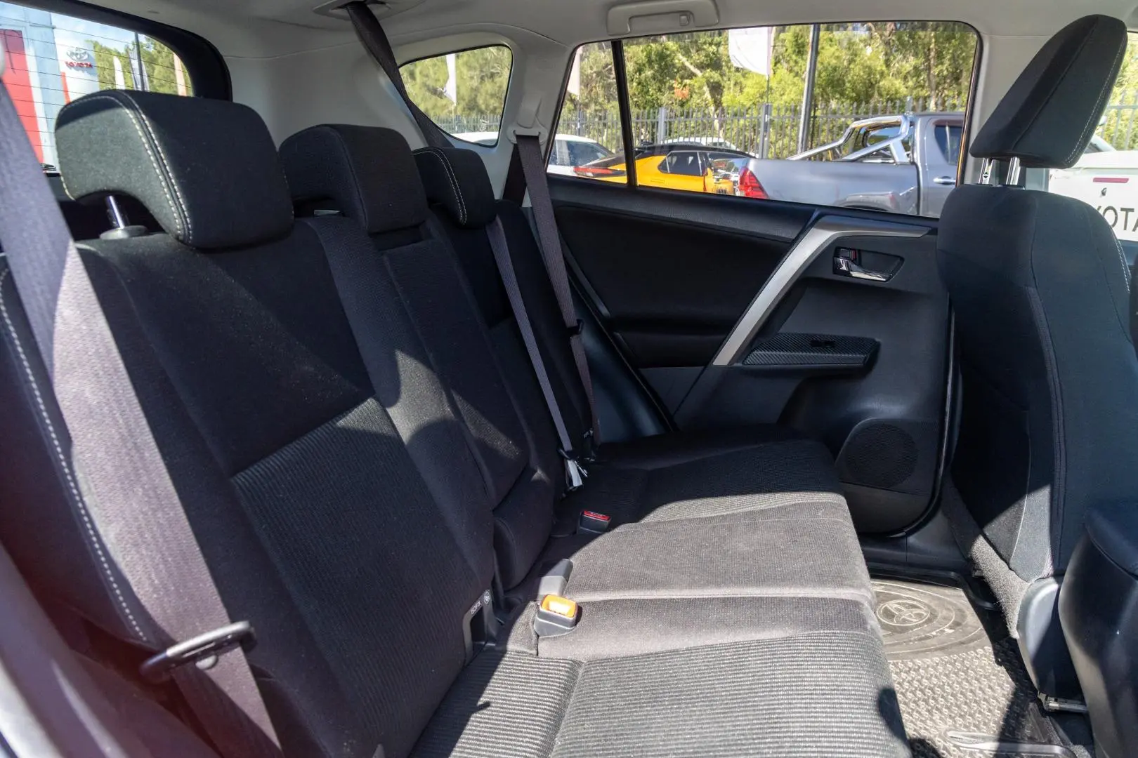 2015 Toyota RAV4 Gallery Image 9