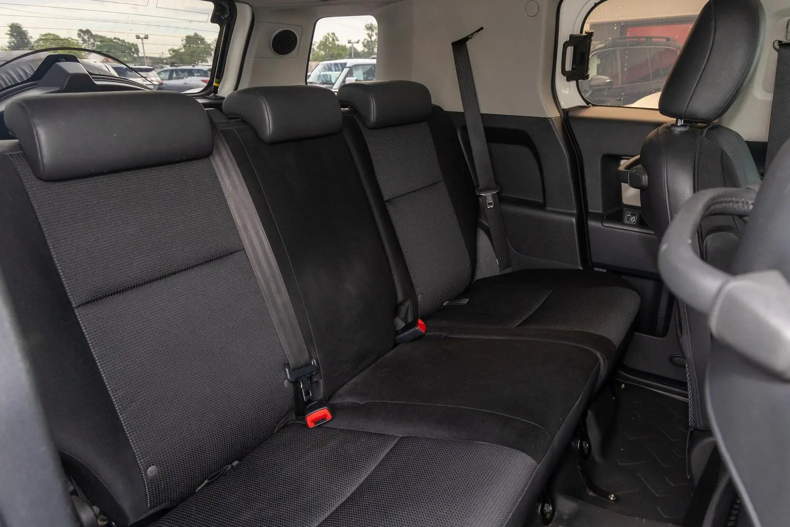 2011 Toyota FJ Cruiser Gallery Image 9