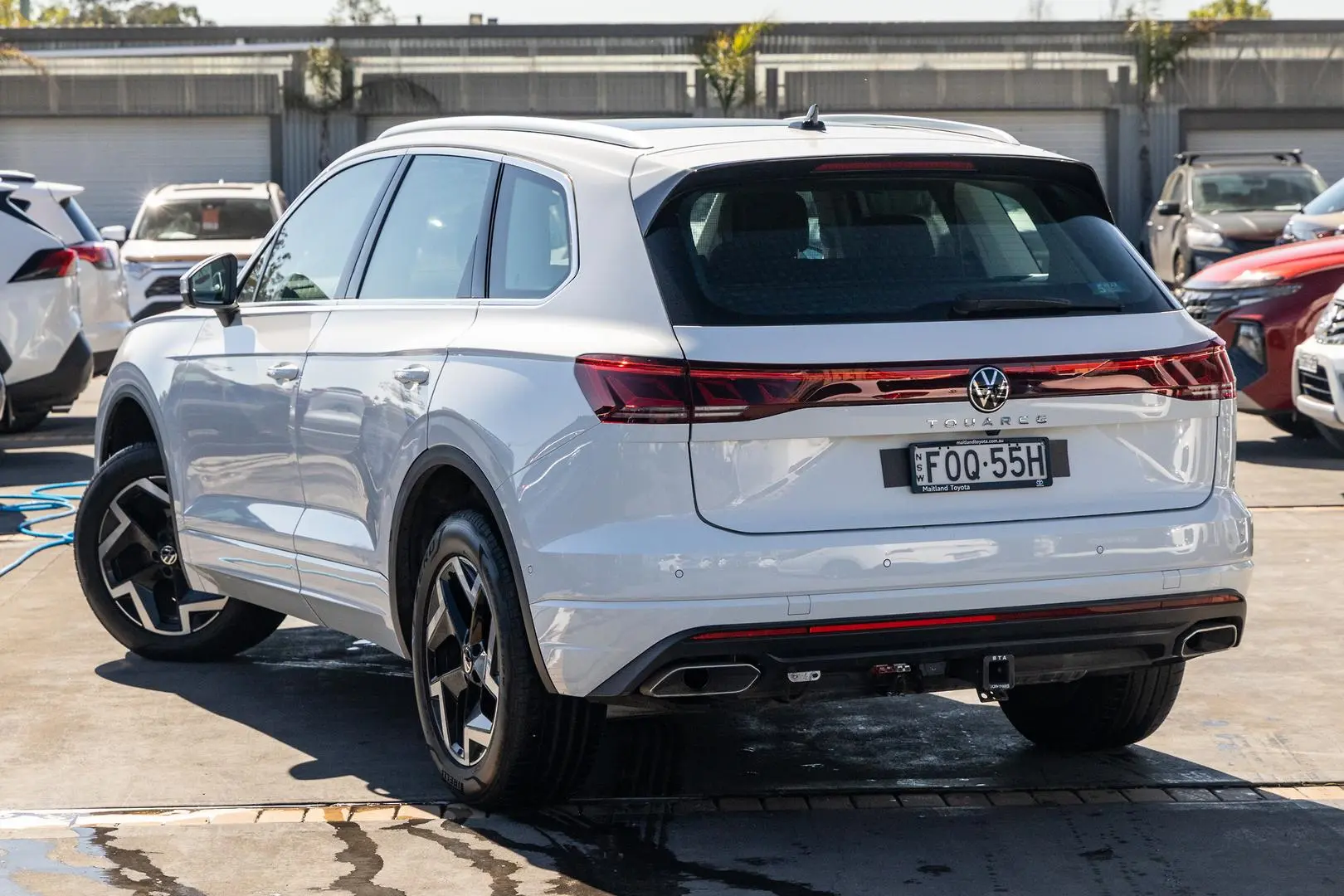 2024 Volkswagen Touareg Gallery Image 2