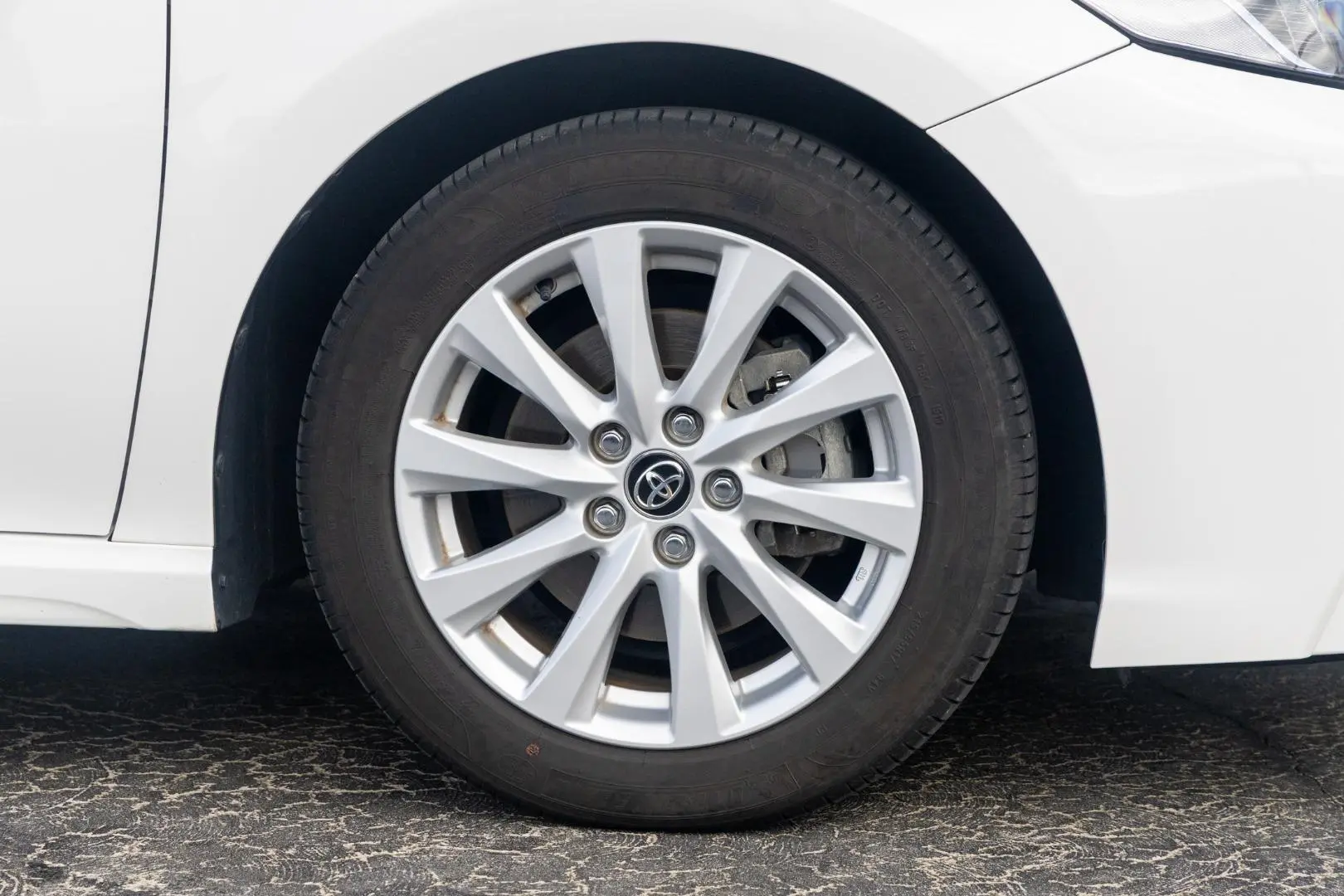 2019 Toyota Camry Gallery Image 23