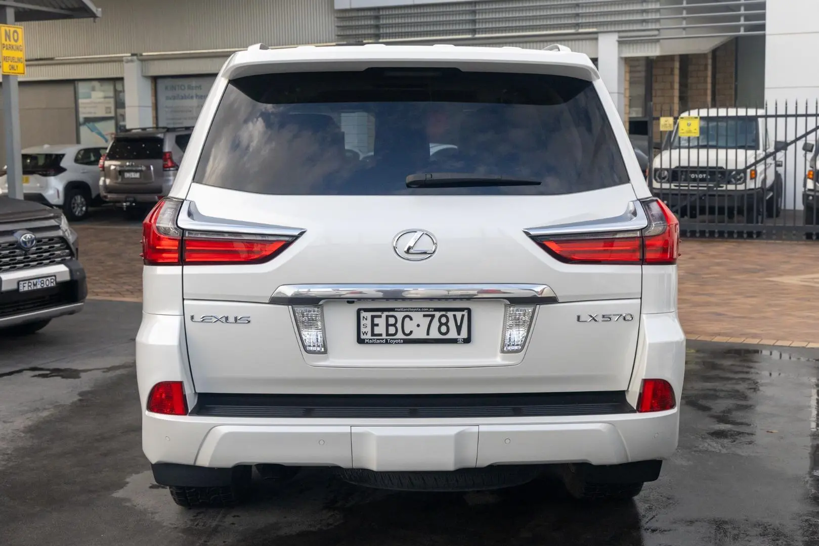 2017 Lexus LX Gallery Image 5