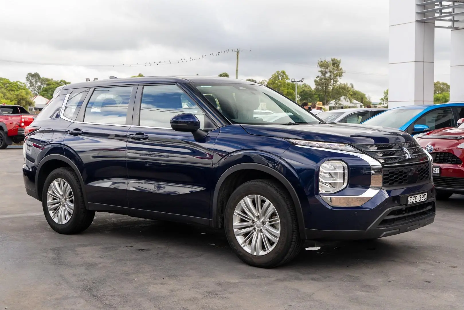 2023 Mitsubishi Outlander Gallery Image 3