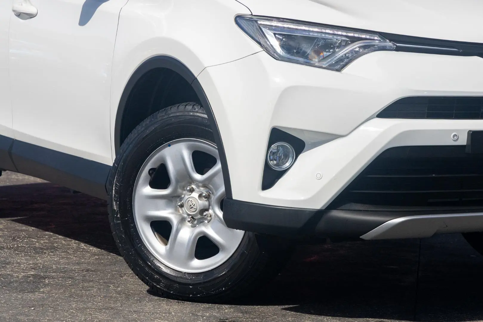 2018 Toyota RAV4 Gallery Image 6
