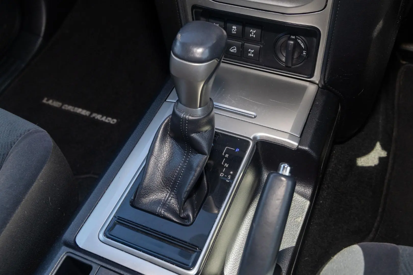 2021 Toyota Landcruiser Prado Gallery Image 17